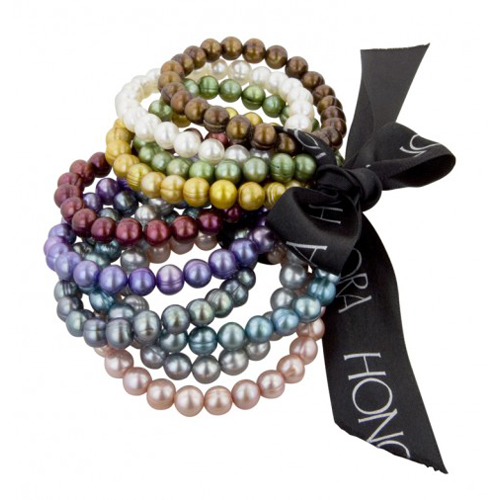 You can make handemade Christmas gifts like these pearl bracelets.