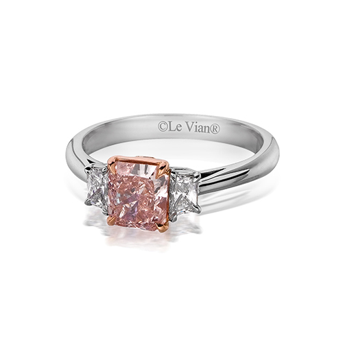 Ring with a pink diamond