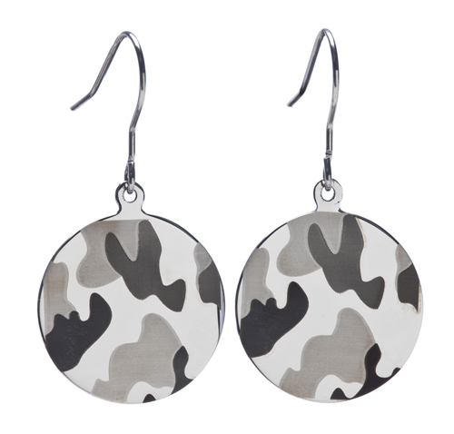 Camo earrings for the bride at here camo wedding.