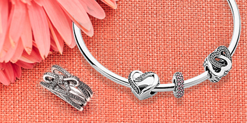 Let mom know how much you love her with her favorite Pandora bracelets.